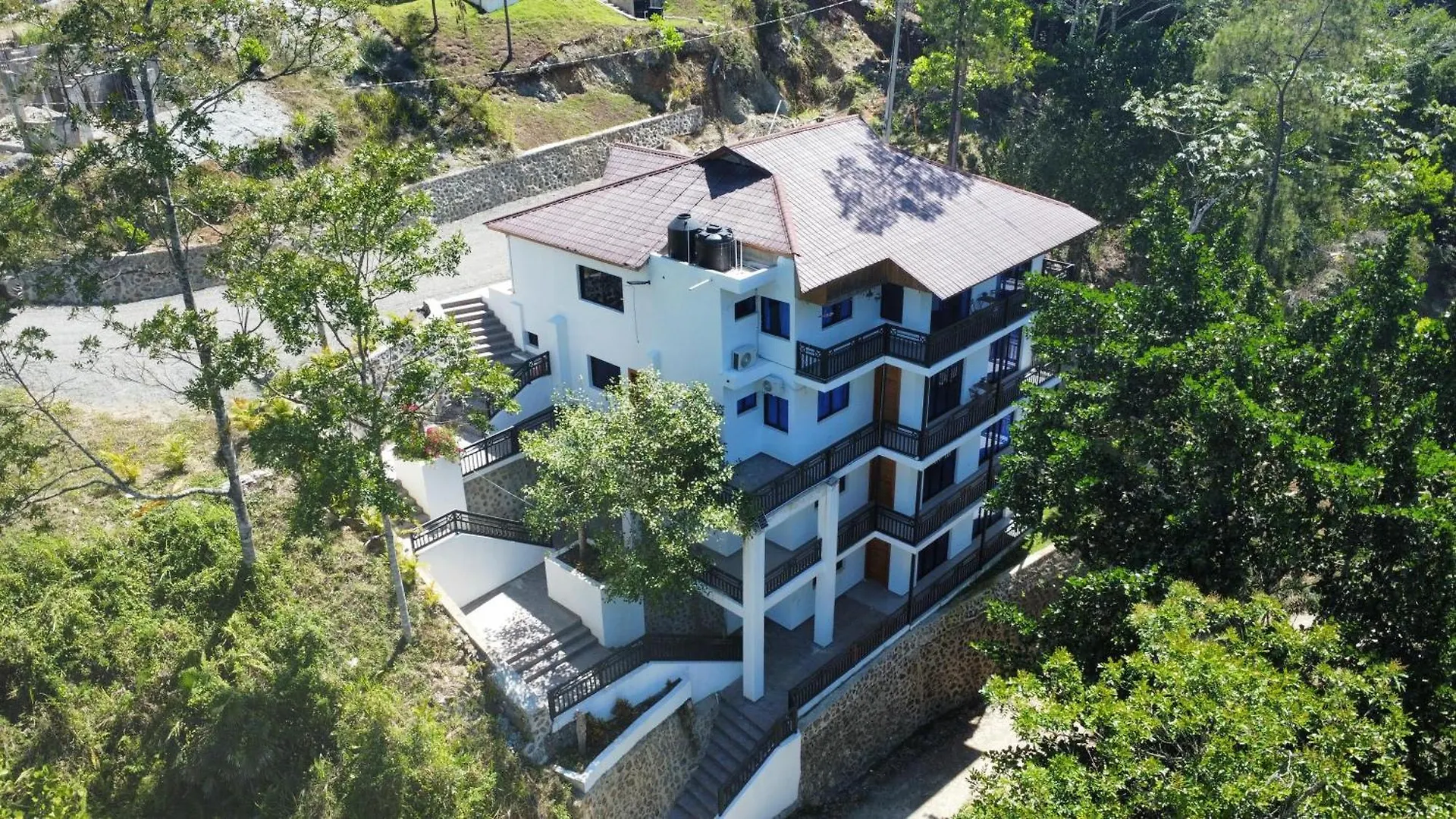 Mountain Retreat - Comfortable King Bed And Views!